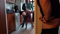 Redare Big Booty Creampied de către iubitul soției italiene, în timp ce soțul urmărește