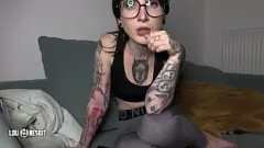 تشغيل القذرة الحديث femdom lou nesbit يحولك إلى خاضع لها