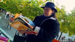 Afspelen Mollige brunette met enorme kont zuigt en rijdt grote lul
