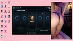 Jouer Le streamer argentin amateur se met à l'extérieur en dehors tout en jouant à League of Legends