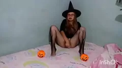 Reproduzir Bruxa adolescente loira com tesão lança um feitiço na noite de Halloween