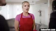 Oynat Busty sarışın hizmetçi yoğun üçlü içinde yutulmuş