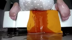 Abspielen Blonde und brünette Amateure, die mit Sperma und Spritzer bedeckt sind