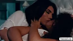 Jouer T-Girl trans tatuata fa un pompino intenso al figliastro