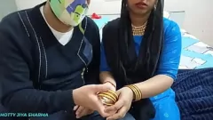 Reproducir Milf india caliente es follada duramente por su hijo en un porno duro estilo Desi XXX