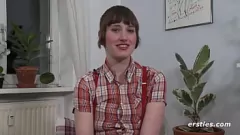 Afspelen Marlin berijdt een zuignapdildo in een lesbische poesjesspeelsessie met grote natuurlijke tieten