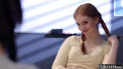 Redare Rivalele lesbiene sclipitoare își ling și își înfășoară profesorul fierbinte într-o aventură de sex în grup de neuitat