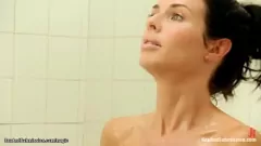 Redare O casnică supusă, Veronica Avluv, legată și fuzionată dur de penisul mare al lui James Deen într-o scenă BDSM bizară