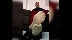 Oynat Tomas Styl'in Ofiste Geçen Uzun Bir Günün Ardından Yeşil Çoraplı Büyük Latin Ayakları - Mükemmel Ayak İbadeti