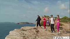 Jouer L'affaire de vacances sauvage de VIXEN Petite Redhead Lottie : soin du visage en plein air, gorge profonde et plus