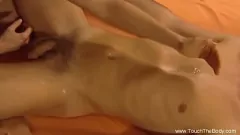 Jouer Sensuale MILF indiana fa al suo uomo un massaggio con olio bollente e una sega appassionata