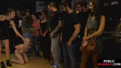 Redare Femeie europeană supusă cu tatuaje umilită în public în timp ce călărește pula și ia anal într-un cadru aglomerat de grup