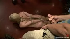 Reproducir Amantes lezdom castigan y humillan a una rubia atada en público con un extraño voyeurismo BDSM