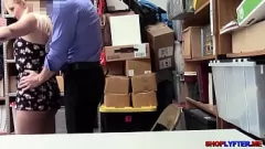 Oynat Baştan çıkarıcı genç hırsız Carmen Callaway, sert ofis karşılaşmasında memur tarafından kabaca hakim oluyor