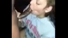 Redare Neofit vesel de la colegiu care găsește cu pantofi de gumă pe holuri
