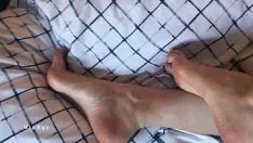 تشغيل في السرير مع قدمي العلنية وأقدام ميانيكس ذات اللون الأزرق الفاتح ، اختر صنمًا وأصابع القدم