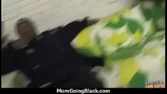 Afspelen Hete milf moeder werkt een smurrie en prikkelt een grote zwarte pik raciale