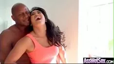 La bella signorina (mia li) con un grosso panino oliato ottiene la sodomia vid-24