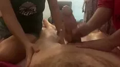 Reproducir Falangman simplemente necesita amasar tranquilamente, pero todas las damas de quaternity en el juguete frecuente con su gran zapatilla de goma y él para correrse