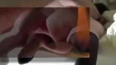 Jouer Begrimeb digest - guarda il suo giocattolo con quelle grandi tette da ragazza con la copertina in piumino, mettiti a digitare nel suo culo e nella sua fica e di più!
