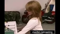 Reproducir Cuestionando a un artista caliente para una función porno