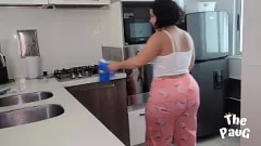 Reproducir MILF latina caliente se folla a su compañero de cuarto en la cocina