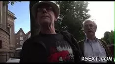 Abspielen Wilder Kerl reist in die Cocottes und bekommt Korpulenzgummischuh lutscht
